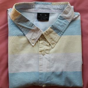 OAKLEY Men short sleeve button down collar…